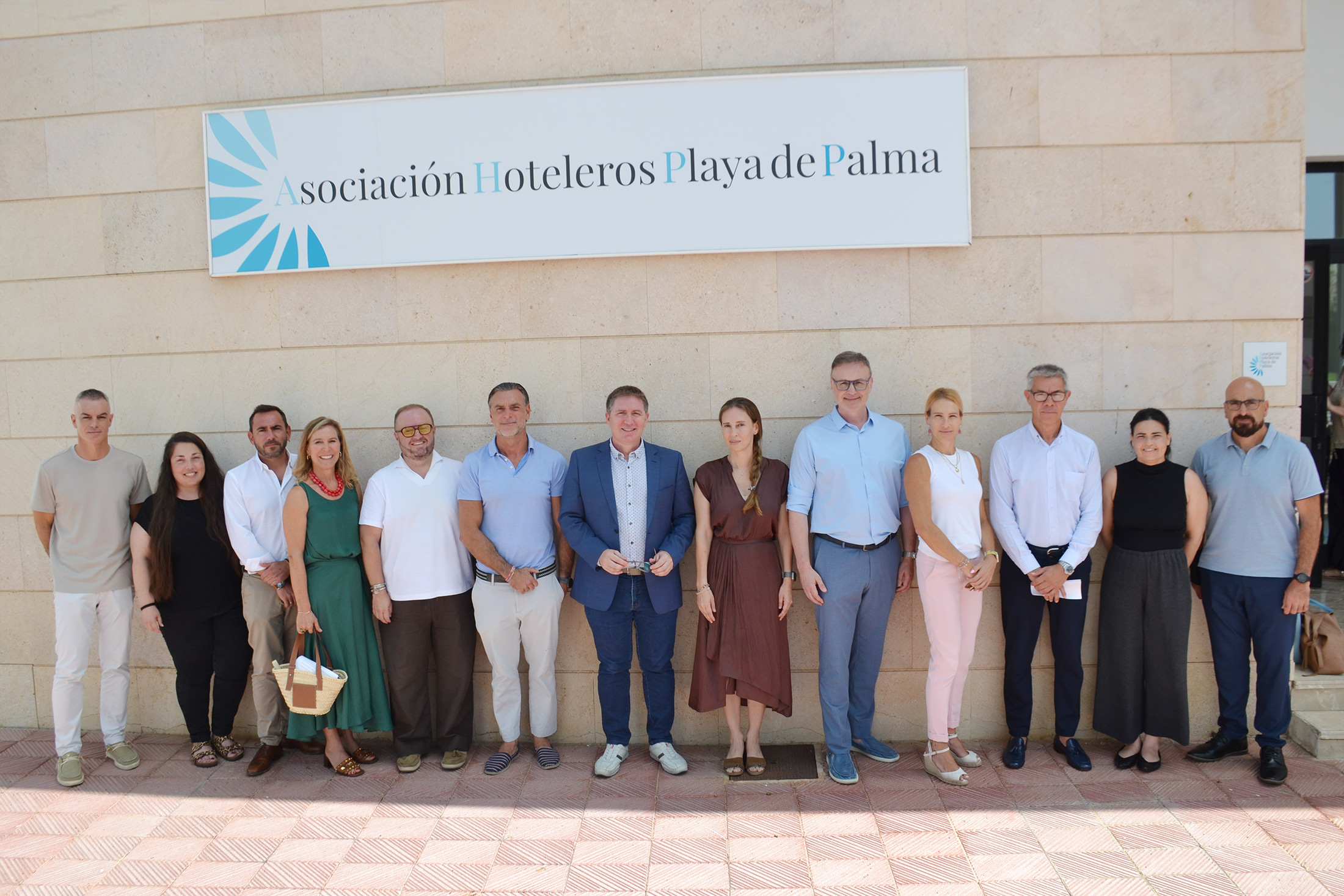 Imatge institucional amb els membres de l'Associació Hotelera Platja de Palma 