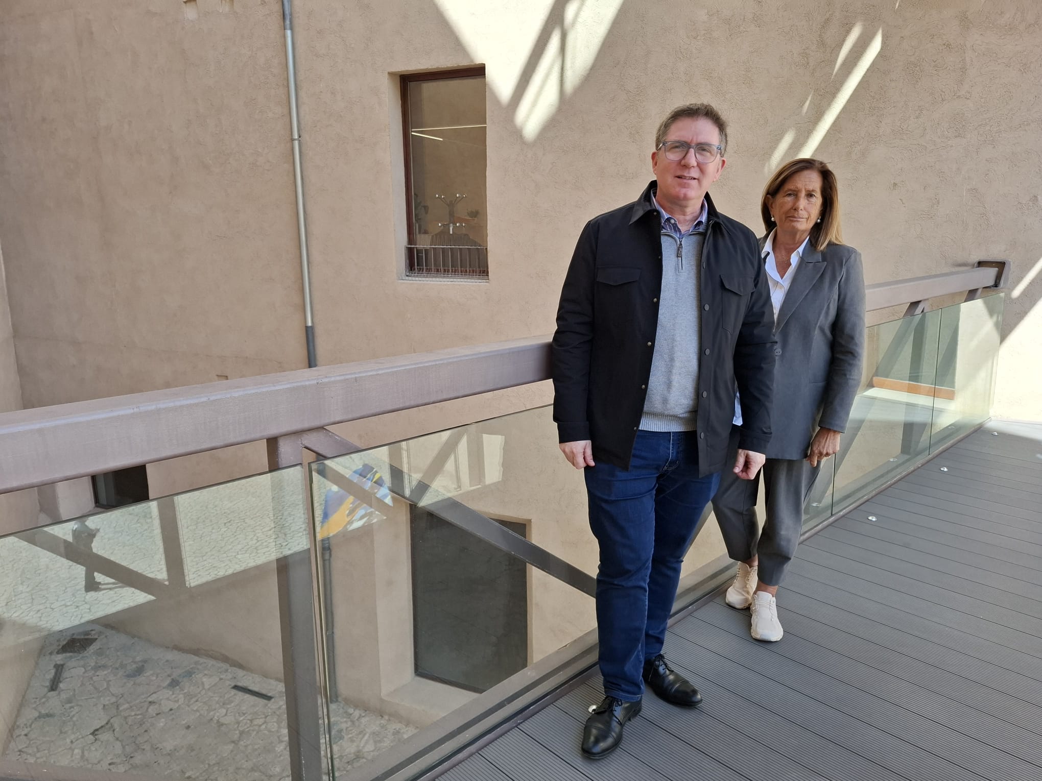 Imagen del consejero de Turismo, Guillem Ginard y de la directora insular de Turismo para la Demanda y  la Hospitalidad, Clara del Moral 