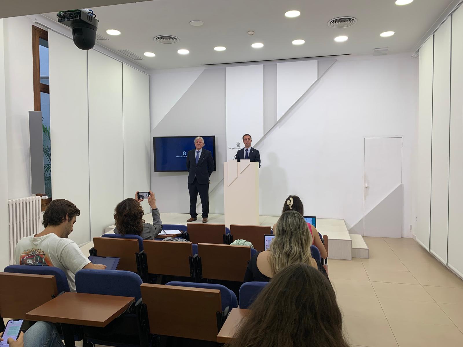 El presidente del Consell, Llorenç Galmés, y el consejero de Turismo, José Marcial Rodríguez, durante la rueda de prensa.