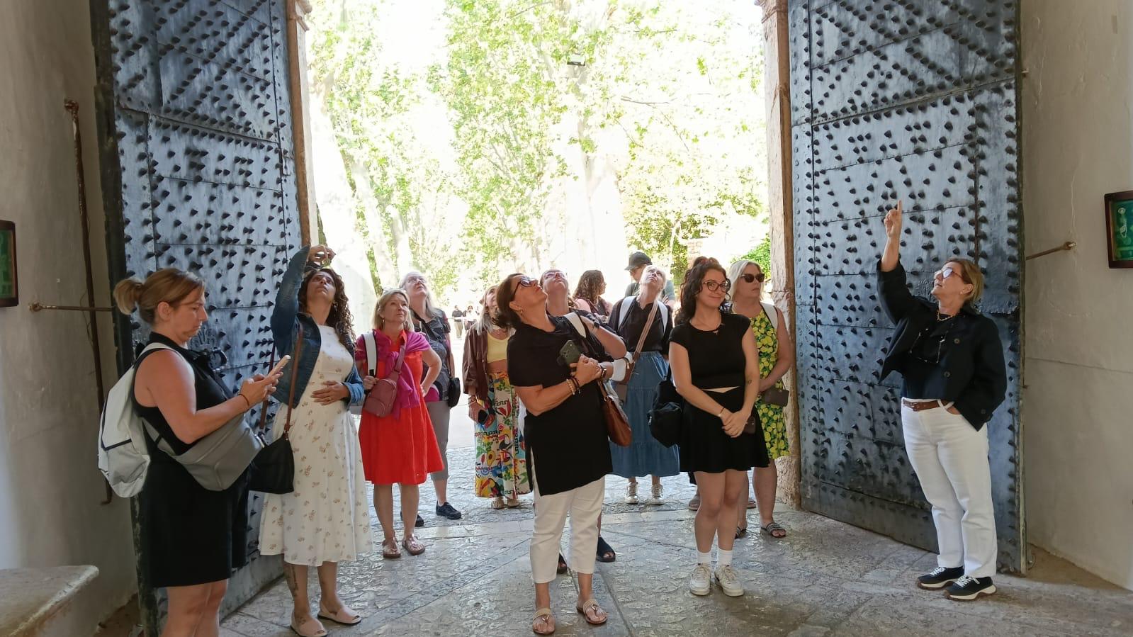 Imatges de la visita per edificis emblemàtics de l'illa