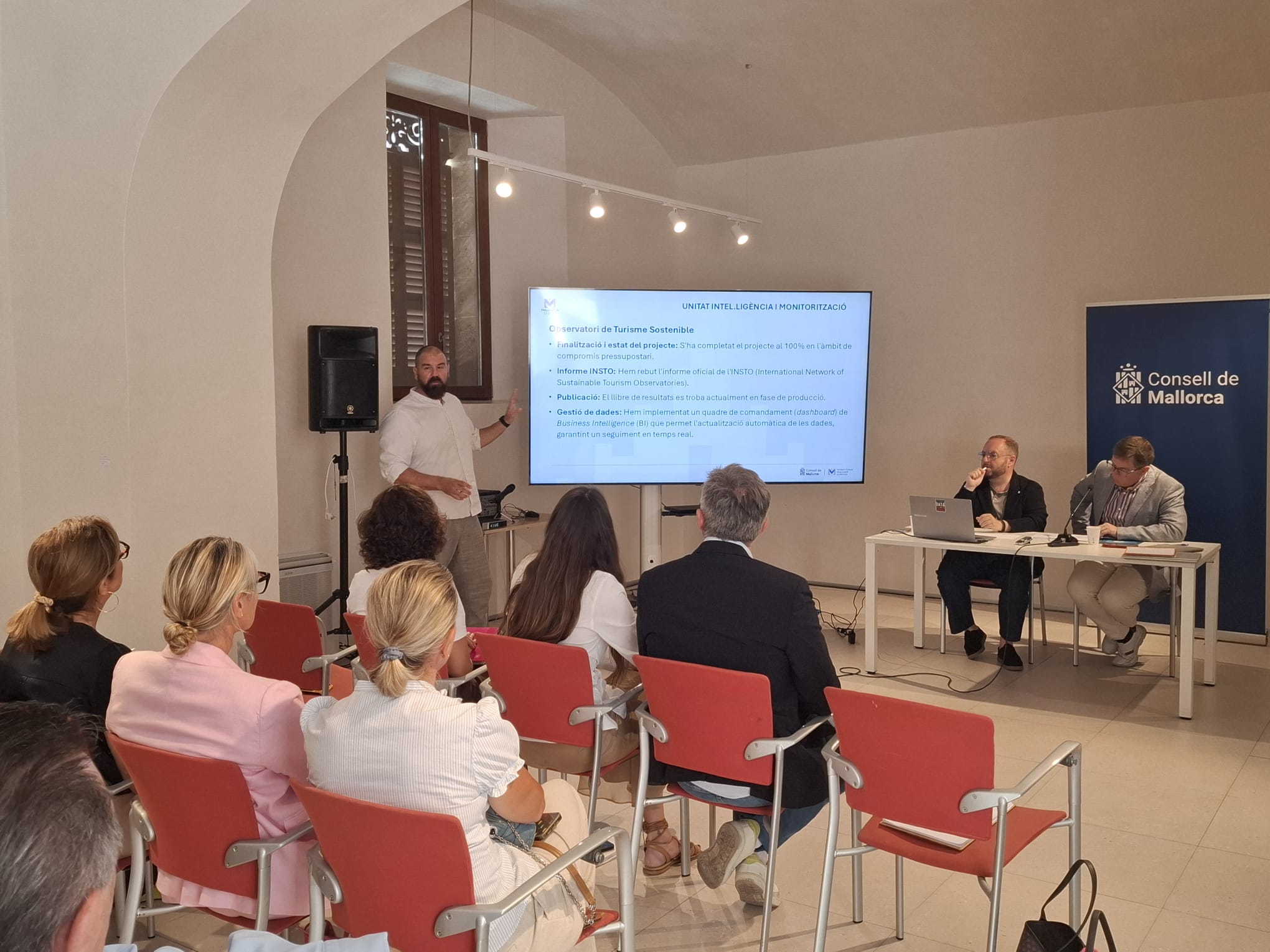 Imatges d'una de les intervencions de la reunió del Consell Assessor 
