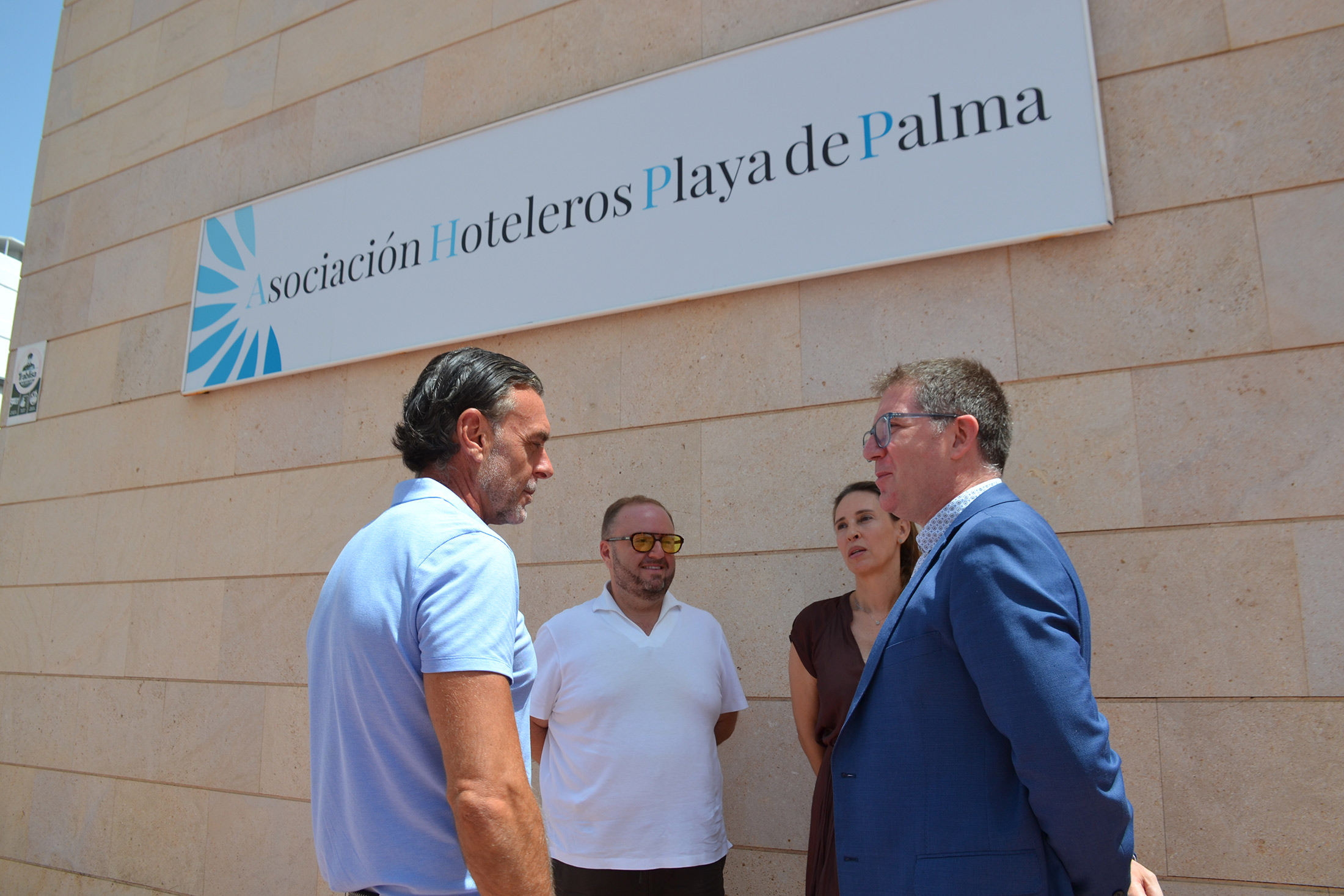 Imatges a la sortida de la reunió 