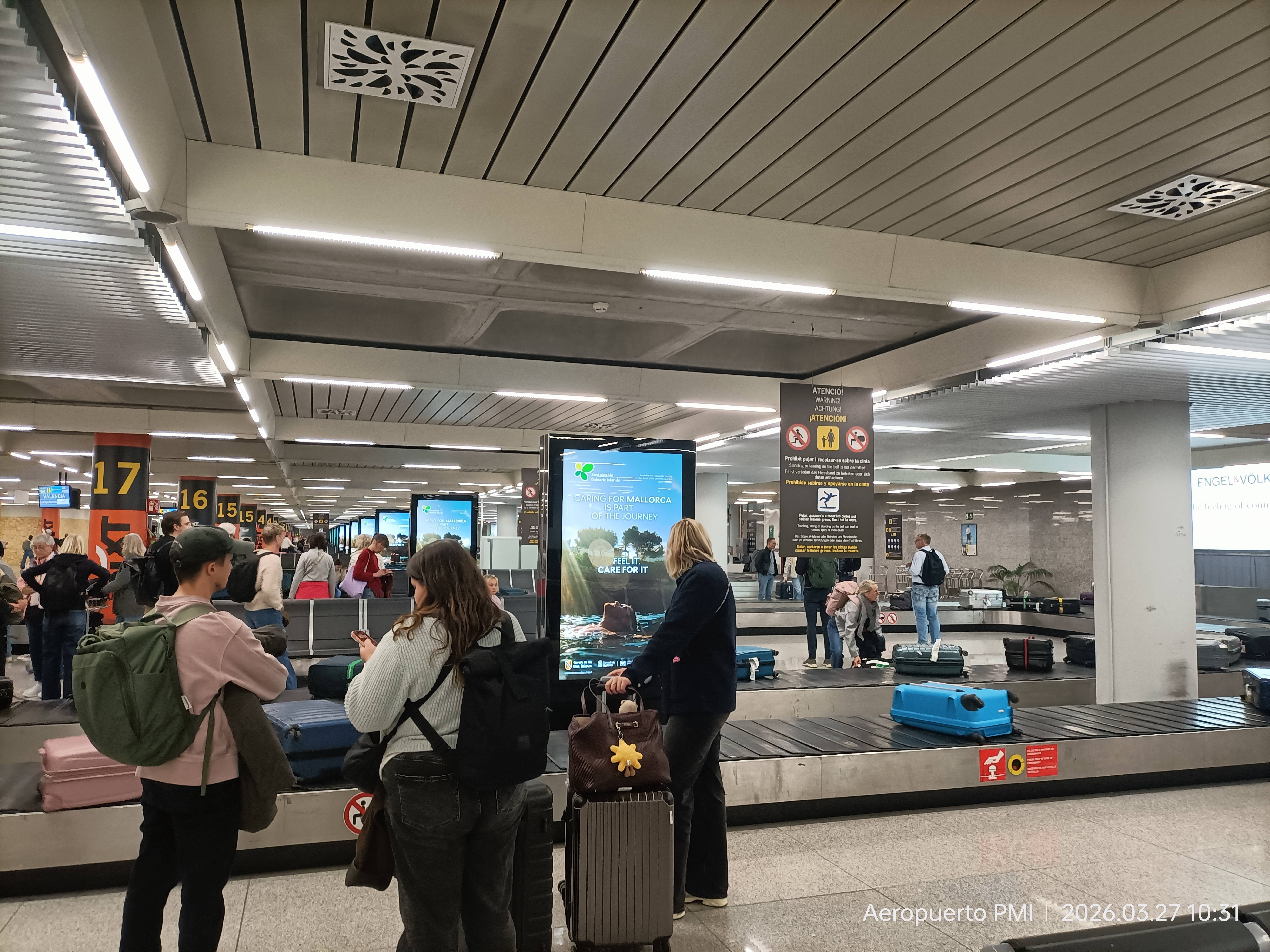 Imágenes de la campaña digital en el aeropuerto