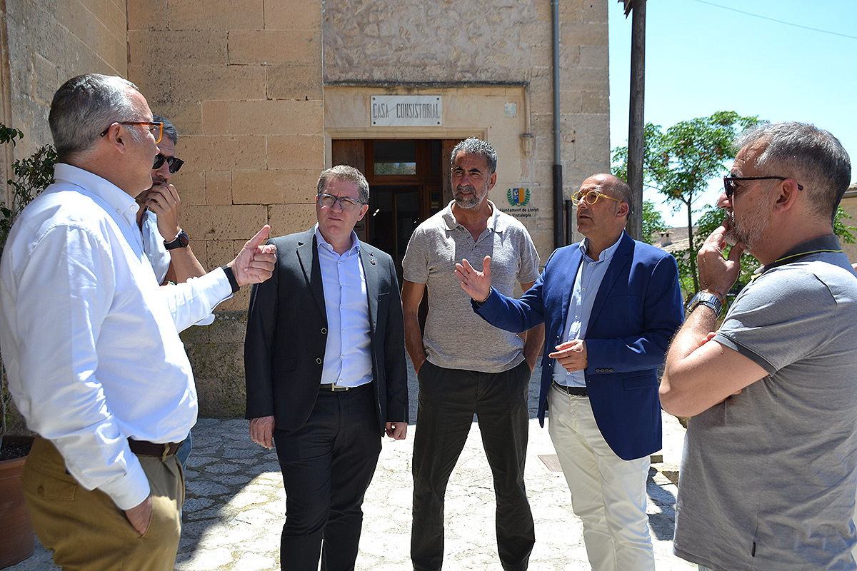 Imatges de la delegació amb els batles 