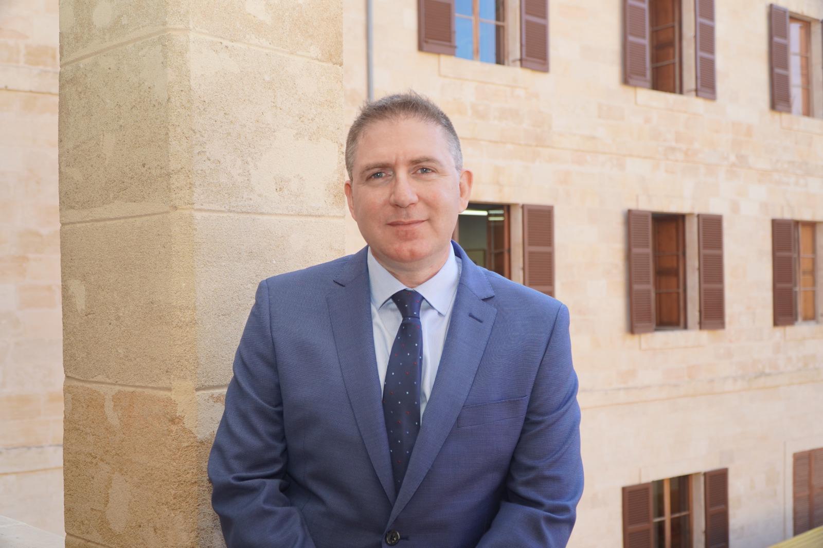 Imagen institucional del conseller de Tursimo, Guillem Ginard