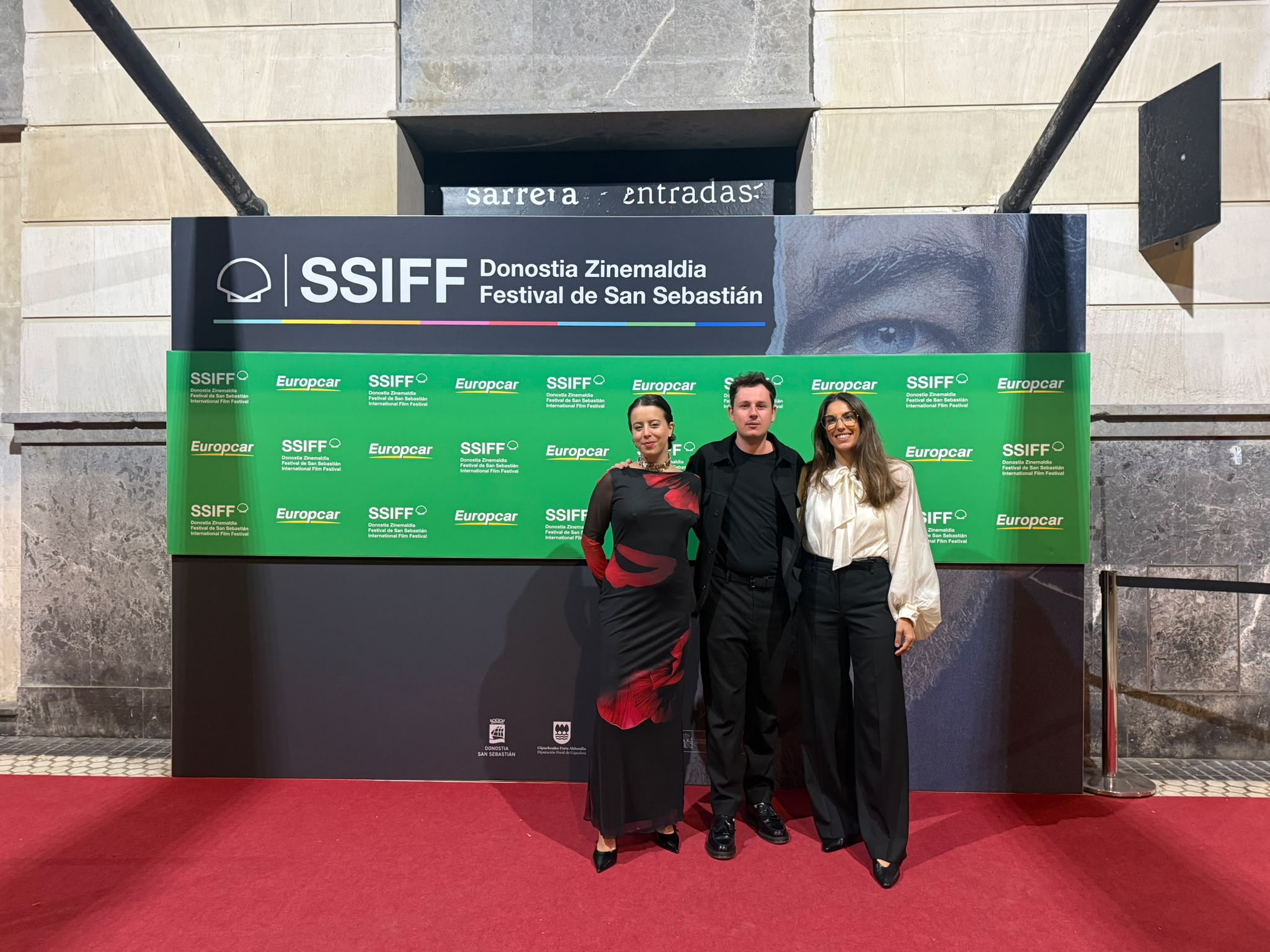 Imatges al Festival de la coordinadora, Margarita Amengual, amb el director Joan Porcel i María Boyarizo, de la productora Mansalva
